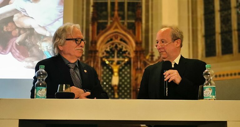 Prof. Günther Hasinger vom DZA und Bischof Dr. Stäblein im Dialog