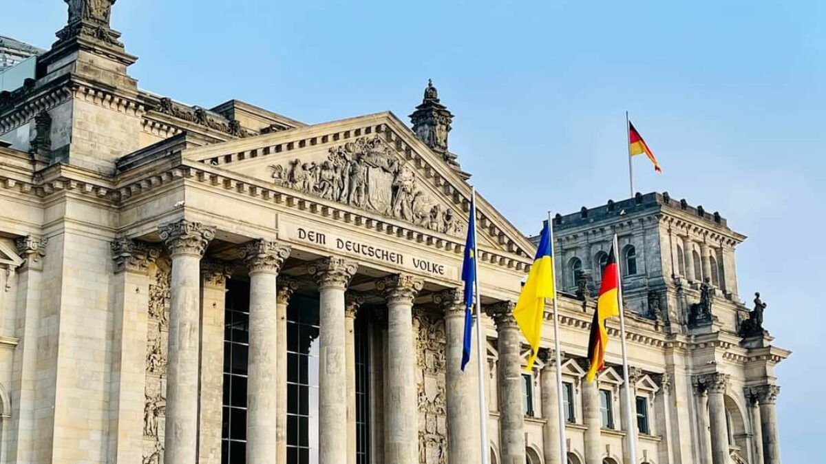 Reichstag Mit Ukrain Flagge